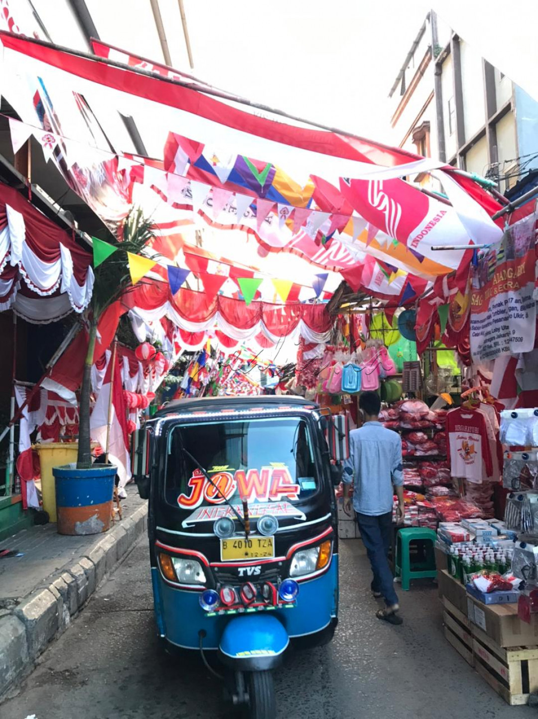 Hingga kini pandemi belum berakhir, tetapi semangat dan harapan yang harus tetap ada didalam jiwa. Seperti para penjual bendera merah putih bisa yang tetap semangat mencari nafkah untuk memenuhi kebutuhan ekonomi keluarganya. Sehingga bisa Merdeka dari tekanan ekonomi.