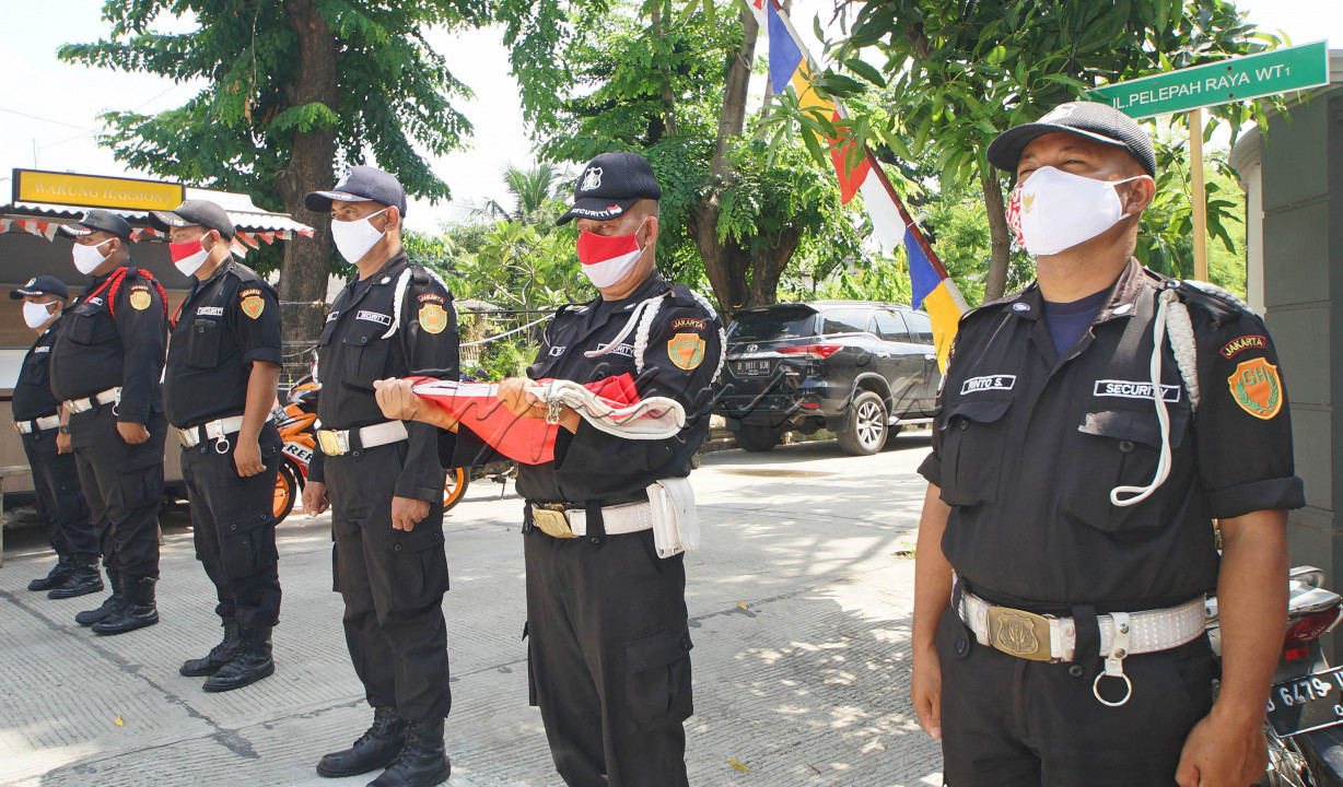 Foto para petugas penjaga keamanan lingkungan yang bertugas sebagai pasukan pengibar bendera Merah Putih pada upacara bendera di lingkungan perumahan tempat tinggalku yang tetap dilakukan di masa pandemi, dengan cara yang sederhana dan dihadiri sejumlah kecil perangkat lingkungan (RT, RW) dan dengan protokol kesehatan lengkap seperti mencuci tangan sebelum upacara, semua peserta upacara harus memakai masker, menjaga jarak antara peserta upacara. Pandemi tidak melunturkan nasionalisme
