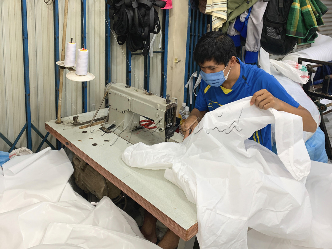 Sejumlah pengusaha konveksi beralih memproduksi alat pelindung diri (APD) untuk tenaga kesehatan yang menangani pasien terkait COVID-19.<br />
<br />
Coki, salah satu pengusaha konveksi di Perkampungan Industri Kecil, mengaku bahwa pihaknya berinisiatif untuk memproduksi&nbsp;APD&nbsp;seiring dengan stok&nbsp;APD&nbsp;di Indonesia yang menipis.<br />
<br />
Dirinya mulai memproduksi&nbsp;APD&nbsp;setelah mengerjakan pesanan&nbsp;APD&nbsp;Kementerian Kesehatan dan hingga kini banyak menerima pesanan dari berbagai instansi rumah sakit, puskesmas, hingga komunitas.<br />
<br />
Tentu saja&nbsp;APD&nbsp;yang diproduksi juga sesuai standar Kementerian Kesehatan yang berlaku.