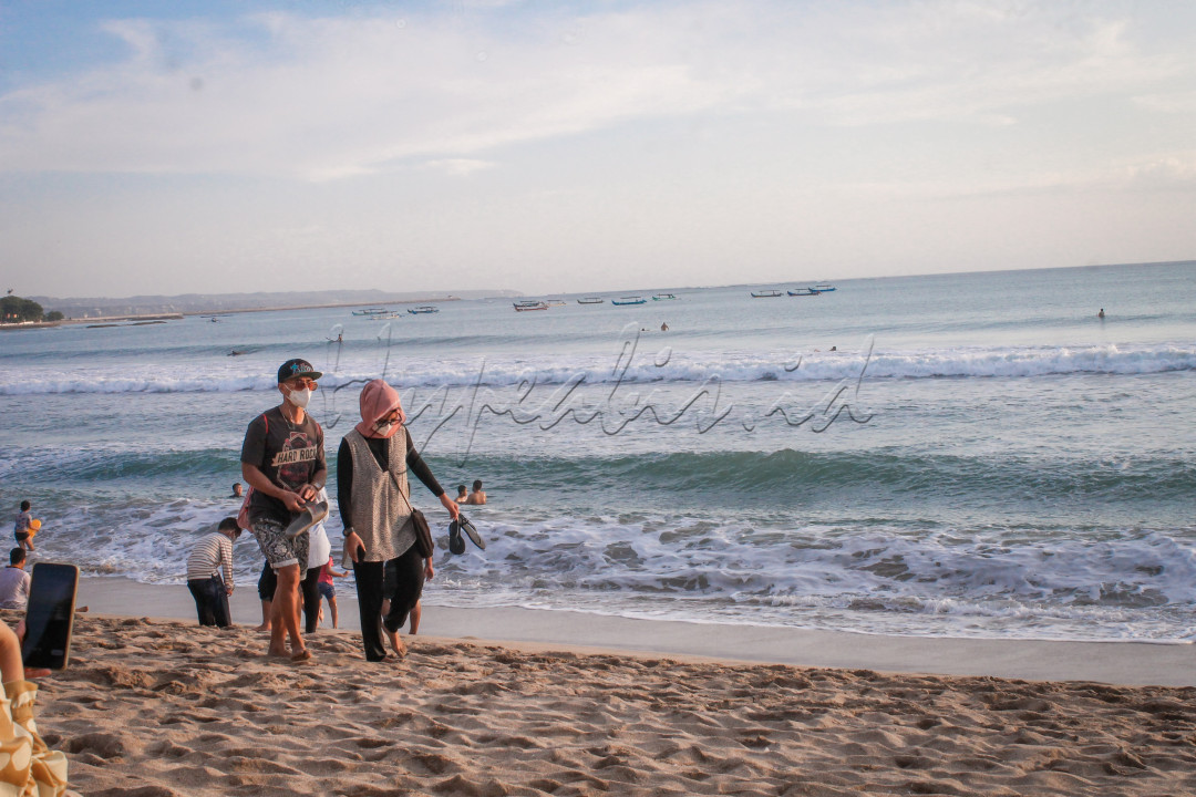 [Merdeka Bersama Alam dan Dia] Merdeka memiliki arti yang beragam. Tergantung dari sisi mana individu itu memandangnya. Bisa tentang kebebasan dari suatu penjajahan, namun bisa juga tentang merdeka dari sampah bersama alam dan dia. Karena merdeka bukan hanya milik manusia, melainkan juga alam. Sesederhana melihat alam yang bersih dari sampah dan bisa berjalan bebas bersama pasangan di alam terbuka tanpa merasa bau atau ruang gerak yang terbatas. Lalu, merdeka menurut lu gimana?