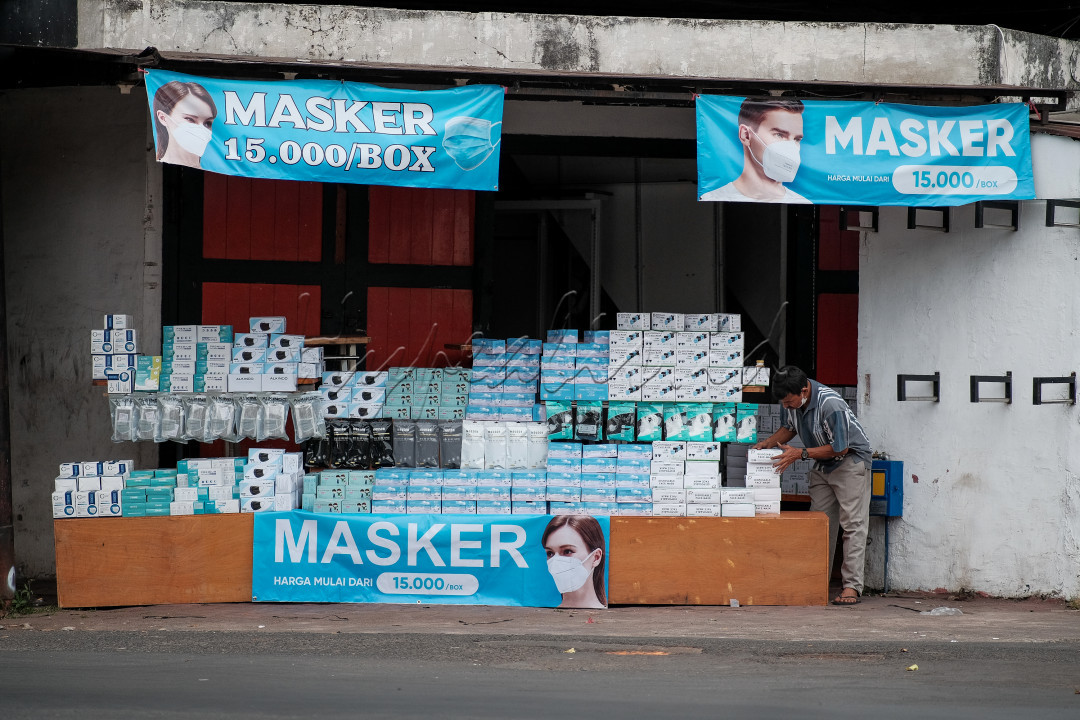 Pandemi covid-19 membuat omset para pedagang menurut drastis. Hal itu dikarenakan diterapkannya berbagai peraturan pemerintahan dalam mengatasi penyebaran virus covid-19 di Indonesia. Oleh karena itu, beralih berjualan masker merupakan opsi terbaik dan paling laku untuk saat ini karena masker telah menjadi kebutuhan utama masyarakat agar terhindar dari virus covid-19.&nbsp;
<div>&nbsp;</div>

<div>@hypeabisid</div>

<div>@bisnisindonesiafoto</div>
