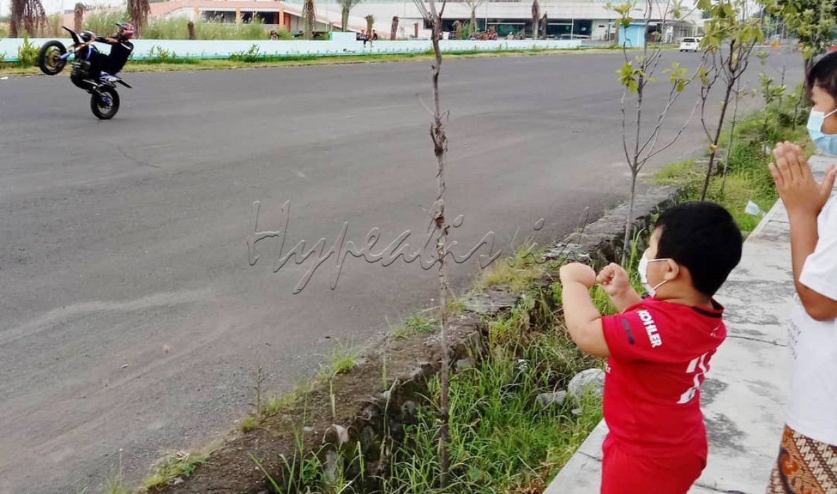 Ekspresi bebas keluar rumah meski harus bermasker untuk nonton kegiatan olahraga dan hiburan.