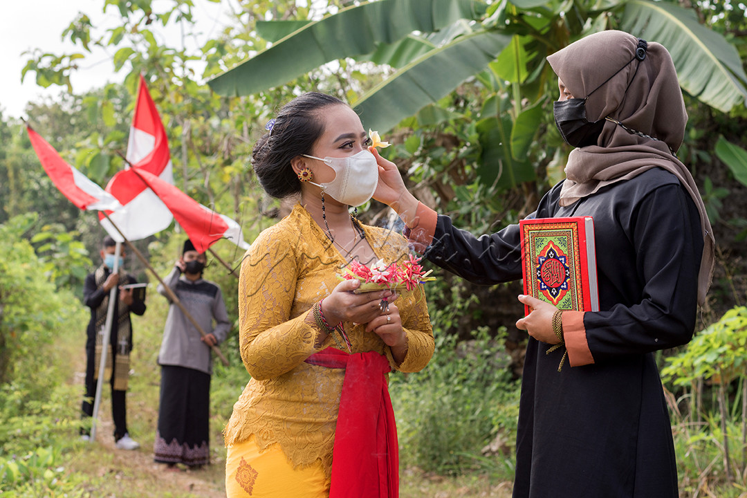Mari kita jadikan momentum hari kemerdekaan ini, sebagai hari untuk meningkatkan komitmen kebangsaan kita. Indonesia butuh generasi penerus yang berani tapi juga bisa menghargai.