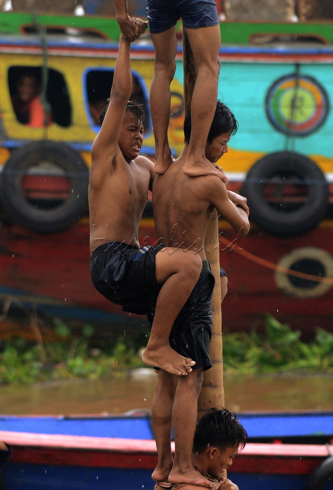 Beberapa Anak Remaja mengikuti Perlombaan Panjat Pinang di Pinggiran Sungai Musi 10 Ulu Palembnag (17/8/21), tekad dan semangat kekompakan. kebersamaan dalam mencapai satu tujuan.