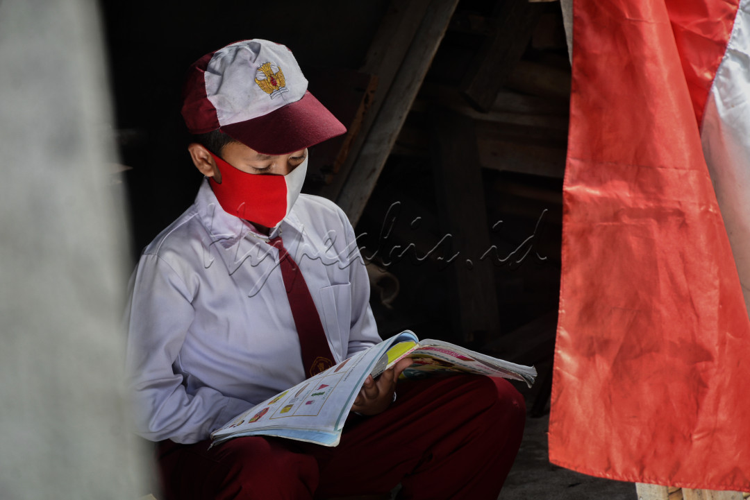 Semenjak kemerdekaan pendidikan merupakan salah satu tujuan nasional, hal tersebut terdapat pada pembukaan UUD 1945. Landasan pokok keberadaan sistem pendidikan nasional tercantum dalam batang tubuh UUD 1945 yaitu bab XIII, pasal 31, ayat (1) yang menyatakan&nbsp;<br />
jaminan bahwa setiap warga negara berhak mendapatkan pendidikan