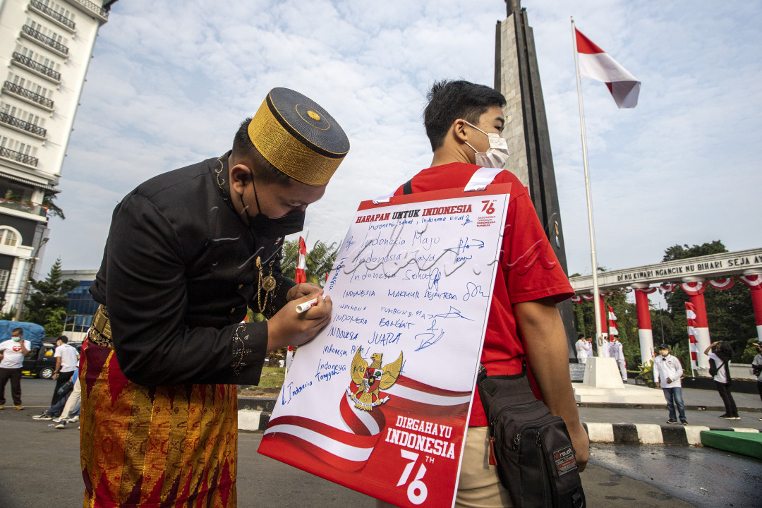 Warga Negara Indonesia menuliskan harapannya dalam rangka memperingati 76 Tahun Indonesia Merdeka. Indonesia Tumbuh &amp; Maju, Indoneisa Sehat, Indonesia Makmur &amp; Sejahtera, Indonesia Juara. Warga Negara Merdeka untuk memiliki harapan di masa depan.