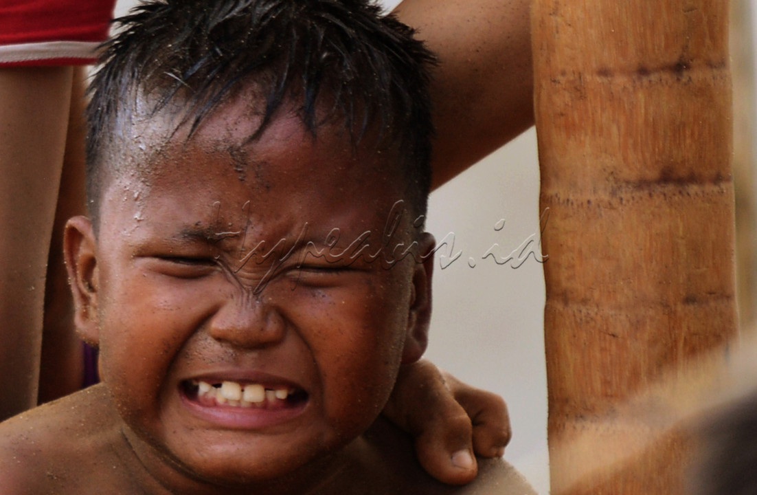Seorang anak kecil dengan gigih dan ulet begitu bersemangat mengikuti perlombaan panjat pinang dalam rangka Kemerdekaan Republik Indonesia ke 75, di klawasan Merah mata pinggiran Kota Palembang. Ia bersama kawan kawannya jatuh bangun untuk mencapai puncak kenmenangan.