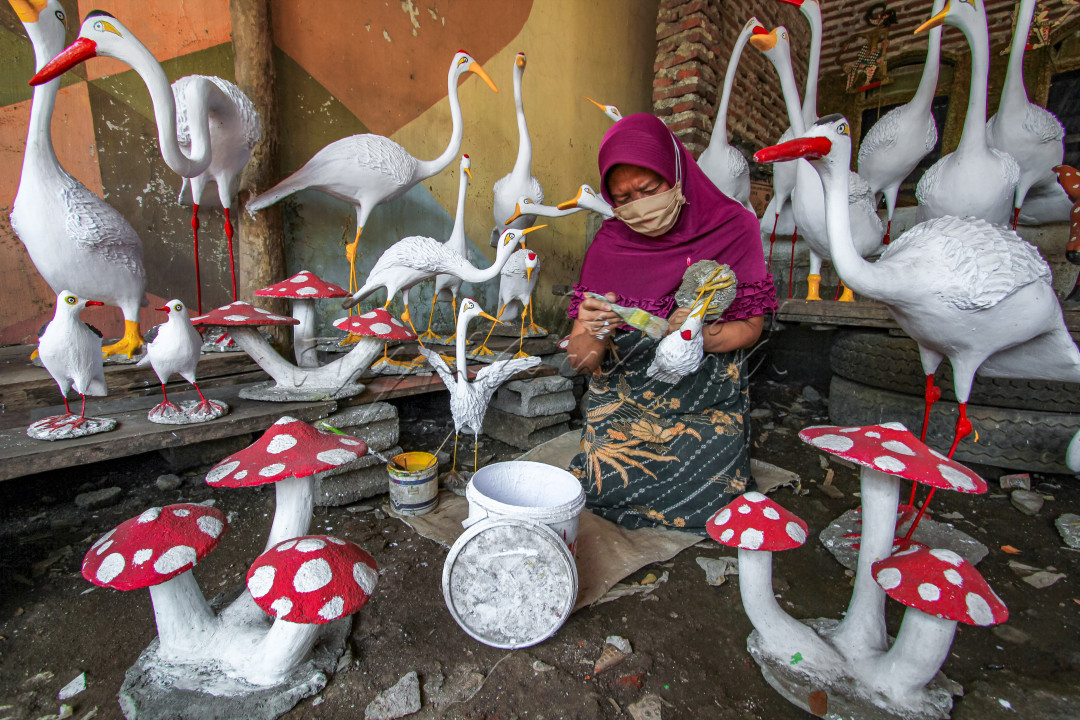 Pandemi Covid-19 membuat orang harus memutar otak mencari bisnis yang minim reskio, bermodal kecil dan bisa untung banyak. Meluasnya wabah Covid-19 di Indonesia menyebabkan Pemerintah menghimbau masyarakat untuk membatasi kontak fisik. Sebagai pelaku usaha tentu saja tidak boleh menyerah, ditengah maraknya penyebaran Covid-19 ini, harus ada alternatif bisnis yang menjanjikan misal yg dilakukan oleh ibu ana yg tengah berkreasi membikin usaha patung dari bahan semen untuk hiasan di taman maupun halaman rumah. Inisiatif beliau membikin usaha ini memanfaatkan situasi orang yg harus berada di rumh agar tidak jenuh dengan melihat patung2 hewan/tanaman.<br />
&nbsp;