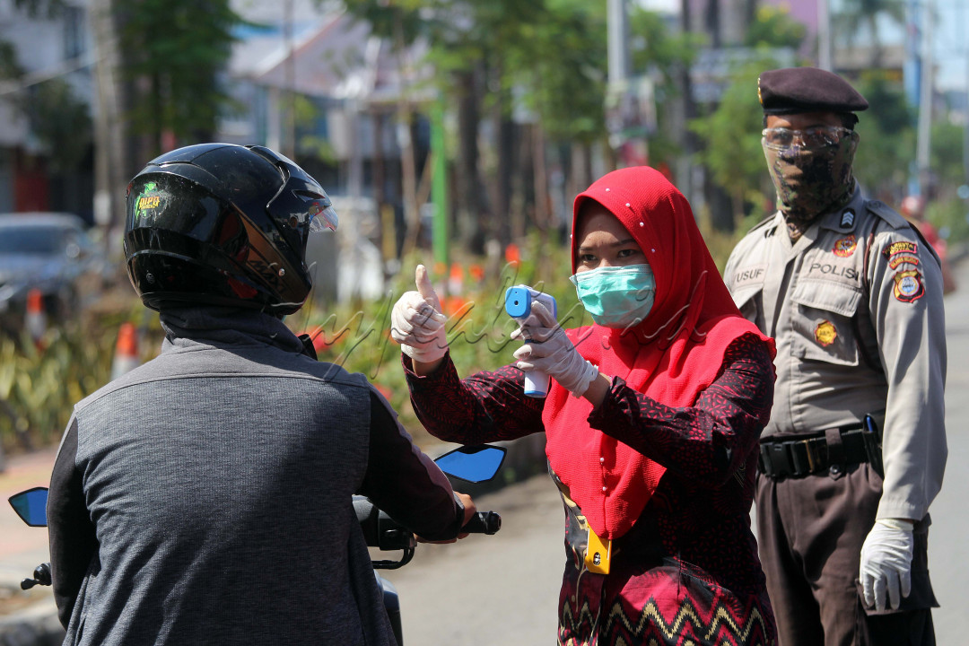 Jelang penetapan Pembatasan Sosial Berskala Besar (PSBB) di kota Makassar dan Kabupaten Gowa pada minggu ini, Petugas gabungan dari TNI, Polri dan Pemerintah Kota, menjaga ketat perbatasan kedua kota tersebut dengan melakukan pemeriksaan suhu tubuh, penyemprotan Disisfektan, mewajibkan penggunaan masker dan sosialisasi membawa penumpang di kendaraan pribadi maupun transportasi umum, Kamis (23/42020).