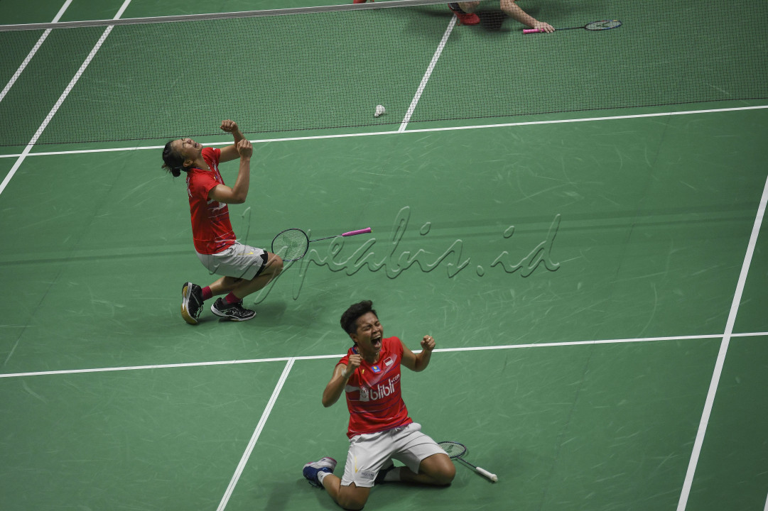 Pebulu tangkis ganda putri Indonesia Greysia Polii (kiri) dan rekannya Apriyani Rahayu berselebrasi usai mengalahkan lawannya asal Denmark Maiken Fruergaard dan Sara Thygesen dalam pertandingan babak final Daihatsu Indonesia Masters 2020 di Istora Senayan, Jakarta, Minggu (19/1/2020). Greysia dan Apriyani juara setelah menang dengan skor 18-21, 21-11, dan 23-21.