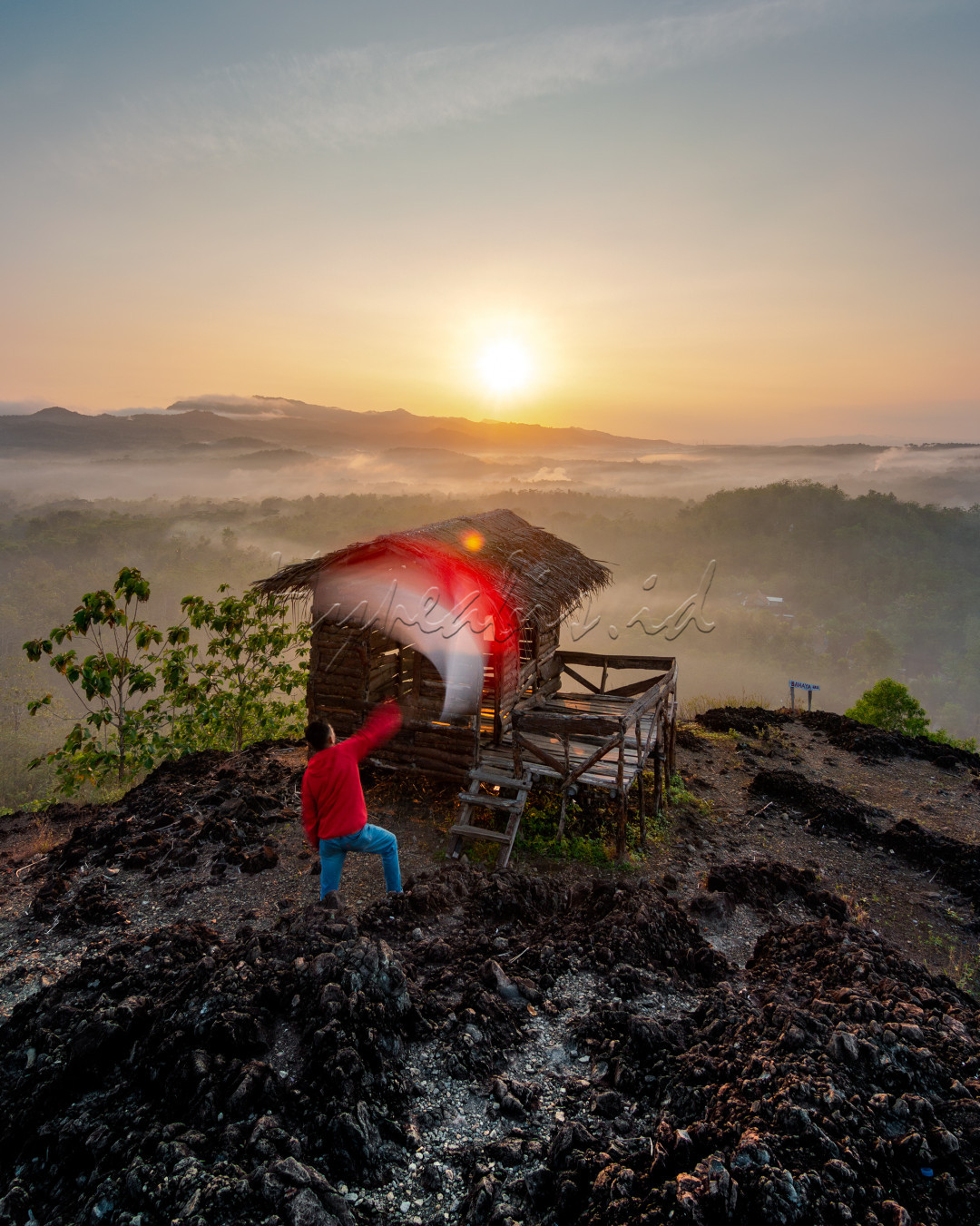 Merdeka menurut saya adalah ketika kita bisa mengekspresikan diri sesuai dengan minat sekaligus memberikan sumbangsih kepada bangsa dan negara dari minat tersebut, salah satunya yakni dengan travelling dan tentu saja, fotografi.<br />
<br />
Ketika kita mampu untuk mengisi kemerdekaan yang dulu kala sudah susah payah direbut oleh para pahlawan bangsa, hal tersebut merupakan sesuatu yang tidak hanya membanggakan melainkan juga sangat bermakna, contohnya dalam hal travelling. Saat kita mengunjungi berbagai lokasi wisata, khususnya wisata alam yang secara otomatis kita pasti akan mengabadikan setiap momen kita mengenai lokasi wisata tersebut, lalu mengunggahnya ke sosial media dan mengabarkannya kepada dunia, kita bisa sekaligus menarik minat wisatawan baik lokal, nasional, bahkan internasional untuk mengunjungi lokasi wisata yang kita datangi. Dampak baiknya selain Indonesia semakin dikenal dengan keanekaragaman alama dan destinasi wisata, hal tersebut juga sekaligus bisa membantu mengangkat perekonomian warga lokal di sekitar lokasi wisata yang kita datangi.<br />
<br />
Kalau kita bisa merdeka bersama-sama dengan cara travelling, fotografi, dan mengabarkan keanekaragaman alam &amp; wisata di Indonesia kepada dunia, kita tidak perlu merayakan kemerdekaan dengan cara yang negatif, atau bahkan melanggar peraturan dan mengganggu ketertiban.