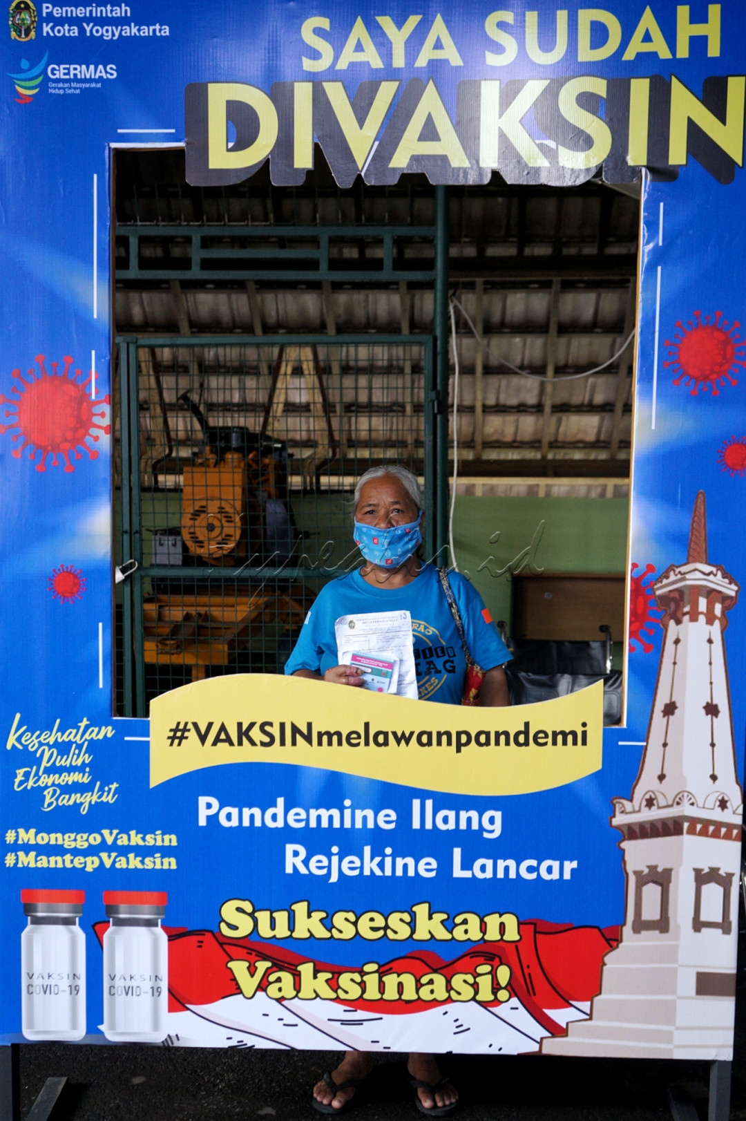 Peserta vaksinasi berpose seusai divaksin dengan vaksin produksi Sinovac saat vaksinasi COVID-19 massal di Pasar Beringharjo, Yogyakarta, Senin (1/3/2021). Vaksinasi COVID-19 massal kepada para pedagang kaki lima, para pelaku usaha, penjaga toko, hingga karyawan yang ada di Jalan Malioboro sampai ke Alun-alun Yogyakarta dengan jumlah sekitar 19.900 orang itu ditargetkan selesai dalam enam hari kedepan.<!--/data/user/0/com.samsung.android.app.notes/files/share/clipdata_210822_235127_058.sdoc-->