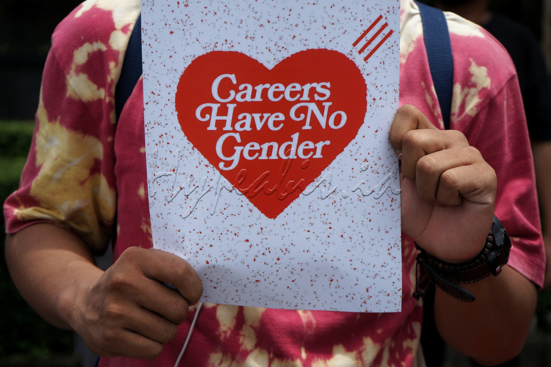 Aktivis yang tergabung dalam yang tergabung dalam kesatuan perjuangan rakyat melakukan aksi damai memperingati Hari Perempuan Internasional di Bundaran UGM, Sleman, D.I Yogyakarta, Senin (8/3/2021). Dalam aksi itu mereka menolak kekerasan terhadap perempuan dan menyuarakan kesetaraan gender<!--/data/user/0/com.samsung.android.app.notes/files/share/clipdata_210822_235350_449.sdoc-->