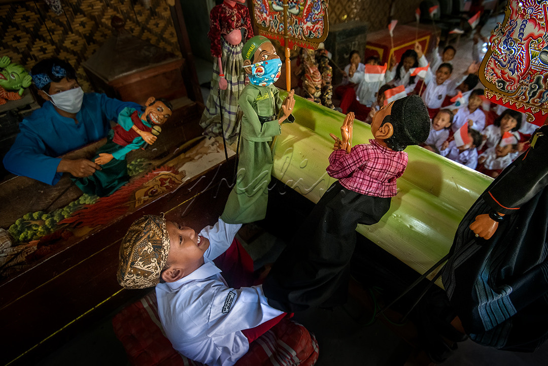&nbsp;
<div>Pada era globalisasi saat ini banyak generasi muda yang tidak mengenal apa itu seni pertunjukan tradisional.&nbsp;</div>

<div>Pembelajaran Wayang bocah mengandung nilai-nilai positif yang dapat digunakan untuk pendidikan karakter anak. Seperti misalnya disiplin, kreatif, rasa ingin tahu, komunikatif dan juga bertangung jawab.</div>