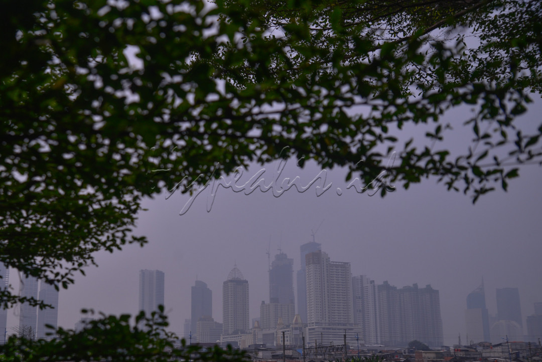 Pemandangan ini seakan sudah tak asing lagi bagi warga Jakarta.