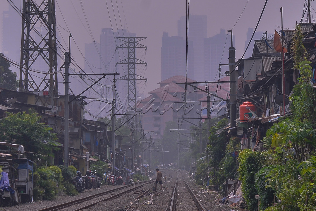 Tingginya tingkat polusi udara di Jakarta menyebabkan kualitas udara yang kurang baik bagi warga.