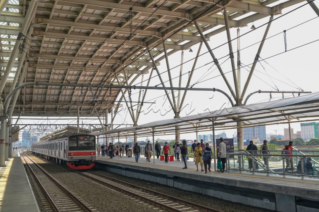 Sejumlah calon penumpang menanti kedatangan KRL di Stasiun Manggarai, Jakarta.