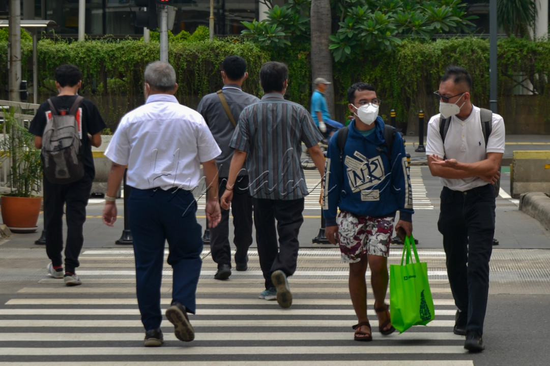 Sebagian warga mulai kembali beraktivitas di tengah kebijakan PPKM Level 3 di Jakarta.&nbsp;