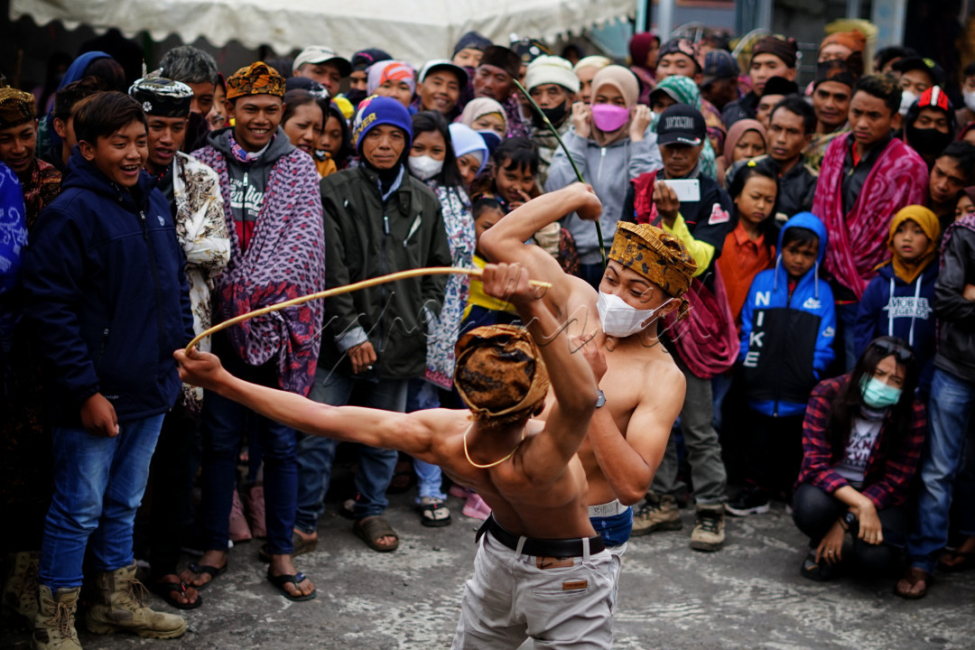 Tali persaudaraan dan silaturahmi dalam kesenian Ojung
<div>Ojung adalah salah satu kesenian budaya masyarakat suku Tengger yang sampai saat ini masih di mainkan dan dilestarikan pada saat Hari Raya Karo (lebaran) Suku Tengger sebagai puncak perayaan.</div>

<div>&nbsp;</div>

<div>Sebuah arian yang .salaimg bergantian memukulkan rotan, tetapi dalam hal ini adalah bentuk/cara bersilaturahmi persaudaraan masyarakat suku Tengger.</div>

<div>Ojung adalah cara silaturahmi yang unik suku Tengger yang dimana wilayah Suku Tengger meliputi beberapa daerah di wilayah TNBTS, seperti Ngadas, SapiKerep, Wonokitri, Ranupani, dll.</div>