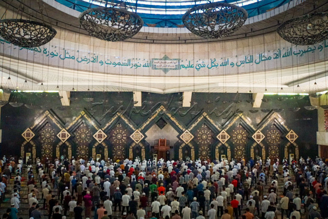 Masjid At-Tin merupakan masjid yang berada di komplek Taman Mini Indonesia Indah yang menurut sejarahnya dibangun berkat bantuan Yayasan Ibu Tien Soeharto yang merupakan yayasan milik anak-keturunan Ibu Tien Soeharto.