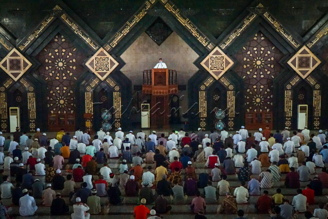 Momen shalat di Masjid At-Tin ini merupakan momen pertama saya melihat kaum muslim melakukan shalat Jumat pertama selama PPKM berlangsung.