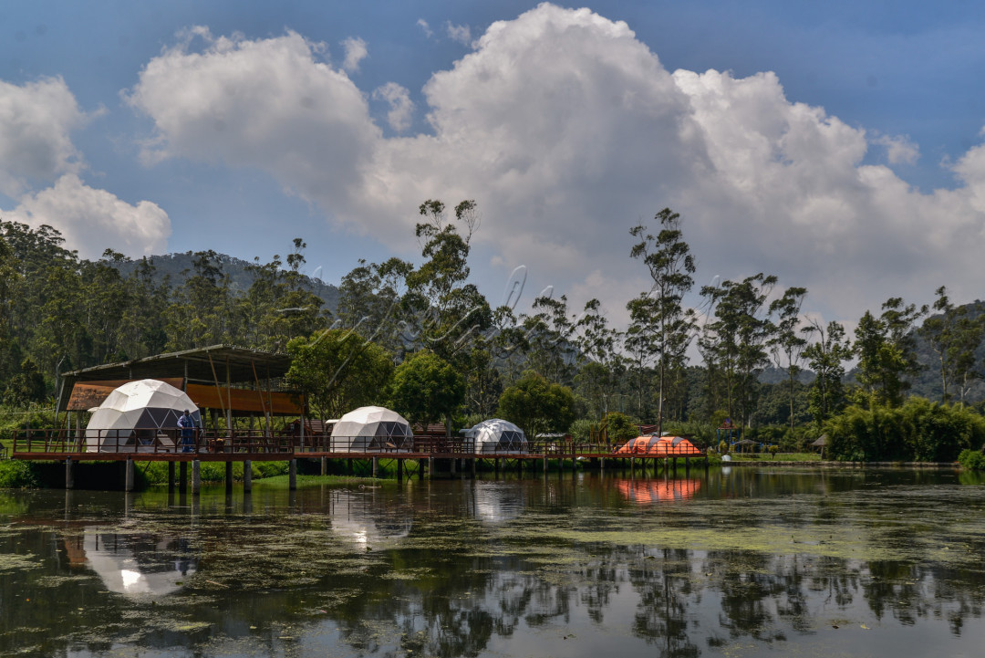 Selain dapat berkemah dengan membawa peralatan sendiri, di sini juga terdapat fasilitas glamping atau kemoing mewah bernama Iglo.
