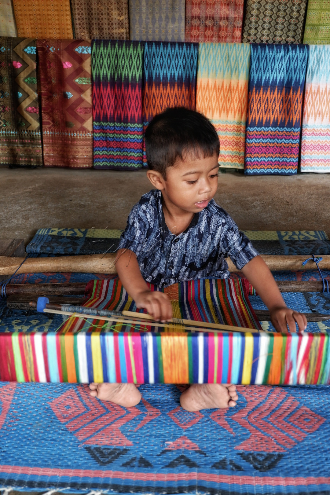 Terlihat seorang Bocah laki-laki yang sedang belajar menenun..&nbsp;<br />
dengan semangatnya dia mencoba menjelaskan cara caranya kepada kami..&nbsp;<br />
Ini adalah kain tenun Songket khas Lombok