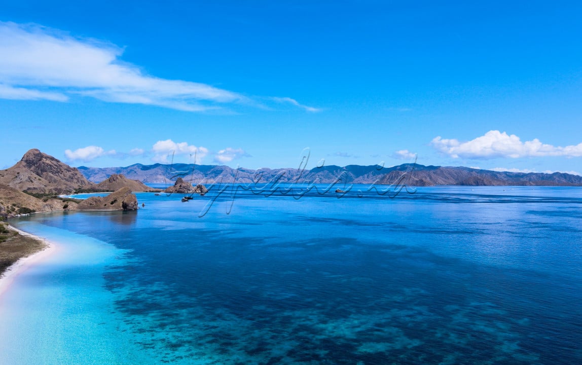 Pantai Pink di Labuan Bajo Nusa Tenggara Timur merupakan satu dari tujuh pantai pasir pink yang ada di dunia.