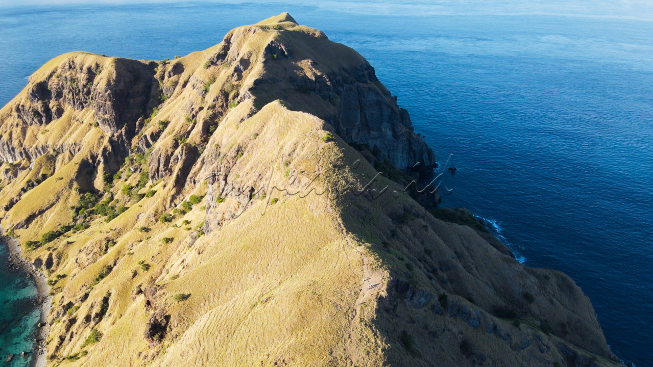 Kegagahan Labuan Bajo tergambar penuh pada indahnya pulau Padar.