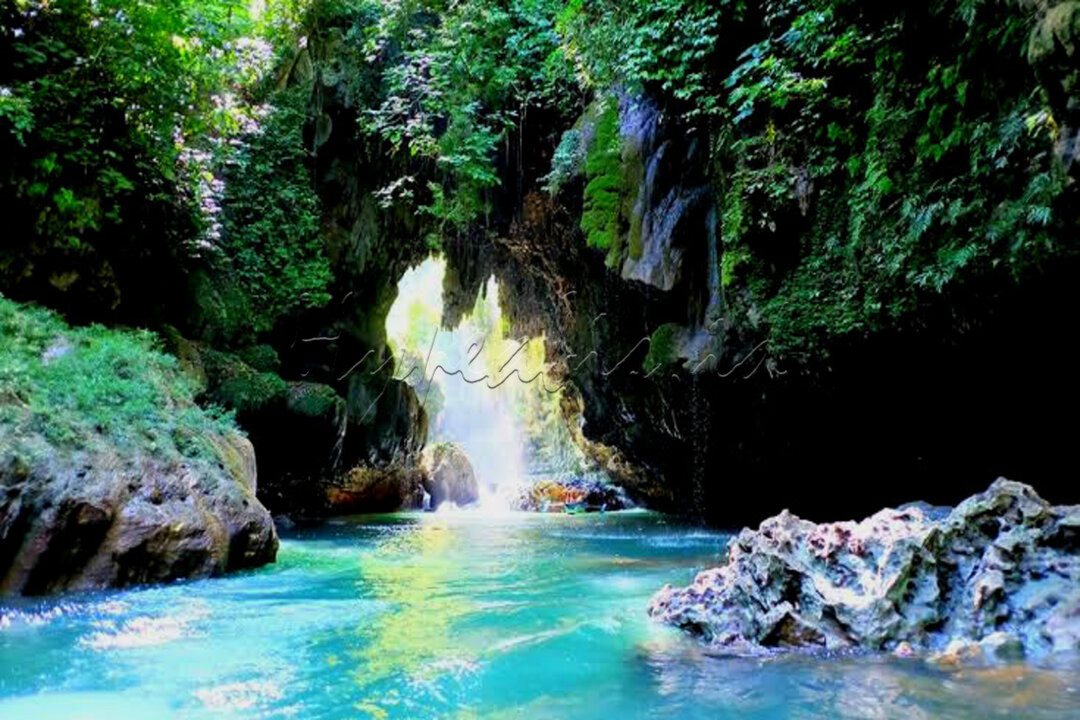 Nama asli dari situs wisata alam nan indah ini adalah Cukang Taneuh, yang berarti jembatan tanah alami yang terbentuk diatas lembah salah satu lansekap tropis yang unik yang terletak di desa Kertayasa, Ciamis, Jawa Barat.<br />
warga setempat memanfaatkan jembatan alami tersebut untuk menyebrangi jurang menuju kebun.Pada tahun 1993, seorang wisatawan asal Perancis tergerak untuk mempopulerkannya dengan sebutan &lsquo;Green Canyon&rsquo;. berasal dari pendaran warna hijau dari lumut yang menyelimuti dinding tebing nan curam yang menjadi sumber keindahan utama.<br />
Green Canyon sendiri terbentuk dari aliran sungai Cijulang yang melintasi gua yang dipenuhi stalaktit dan stalakmit hasil proses pelarutan batuan kapur dari sungai bawah tanah yang mengalir diantara celah dan ceruk bebatuan. Proses ini berlangsung selama ribuan tahun sehingga membentuk ngarai dan menembus batuan karst.<br />
Aliran sungai ini pun melewati dua bukit dengan pepohonan yang rimbun dan bebatuan yang indah. Air di sepanjang sungai Cijulang hingga ke Green Canyon ini berwarna kehijauan. Warna hijau ini berasal dari plankton atau organisme renik sejenis alga yang hidup di air sungai yang masih alami ini.