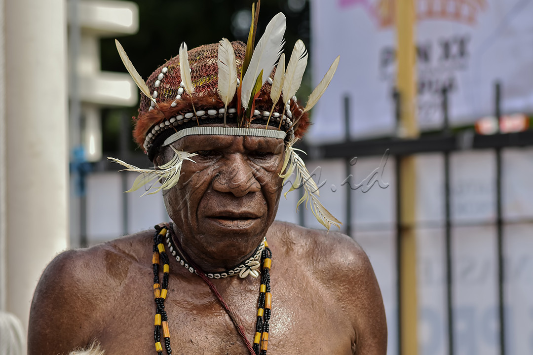 Potret Seorang Pria berpakaian adat dari Wamena, Papua, Indonesia.<br />
Disaat era modern saat ini, budaya yang kental bisa kita temukan di Papua, Budaya begitu erat dan sangat kental disana. tetap lestarikan budaya untuk warisan anak cucu kita.