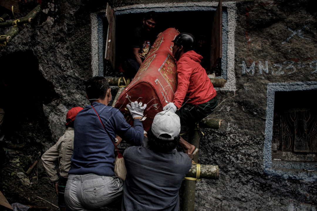 Ritual Ma' Nene' merupakan sebuah ritual adat dalam budaya&nbsp;Suku Toraja. Ritual ini merupakan sebuah&nbsp;ritual&nbsp;di mana mayat yang berusia puluhan bahkan ratusan tahun yang lalu dikeluarkan dari dalam liang kuburan untuk dibersihkan dan diganti baju dan kainnya.&nbsp;