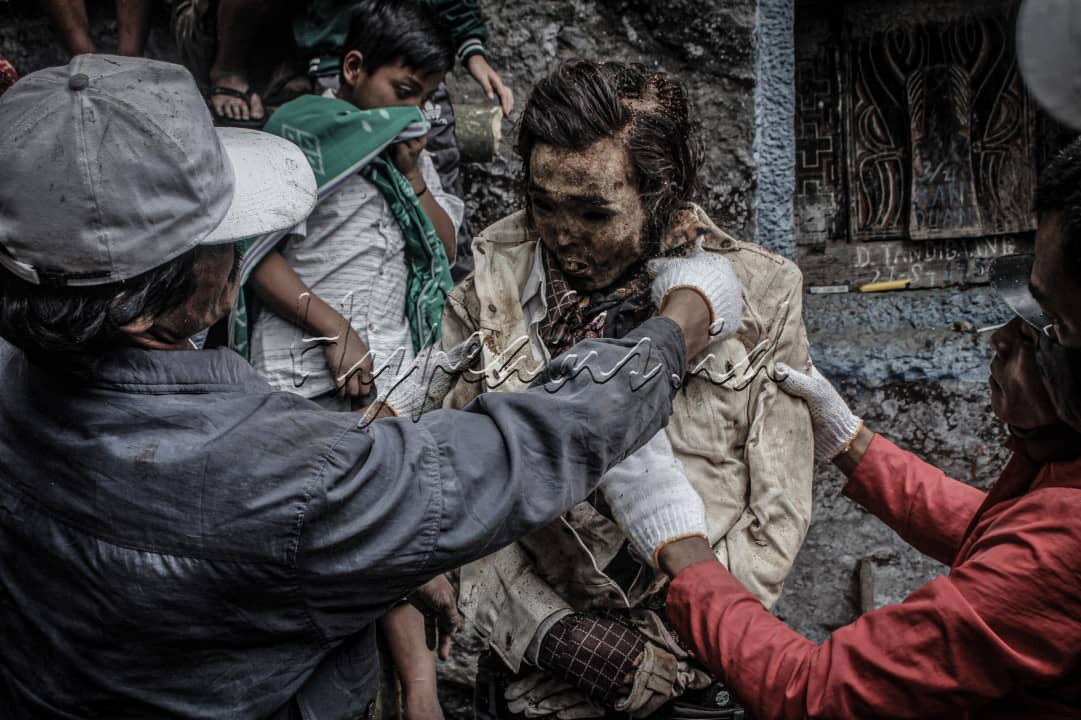 Tradisi mayat berjalan ini biasanya digelar dalam sebuah upacara adat yang disebut&nbsp;Ma'Nene. Upacara adat itu dilakukan dalam rangka mengganti pakaian mayat para leluhur,&nbsp;Upacara Ma'nene dilakukan setiap tiga tahun sekali dan biasanya pada bulan Agustus.Sebab, upacara Ma' Nene hanya boleh dilaksanakan setelah musim panen yang jatuh pada bulan Agustus.<br />
Masyarakat adat&nbsp;Tana Toraja&nbsp;percaya jika ritual Ma' Nene tidak dilakukan sebelum masa panen, maka akan sawah-sawah dan ladang mereka akan mengalami kerusakan dengan banyaknya tikus dan ulat yang datang tiba-tiba.