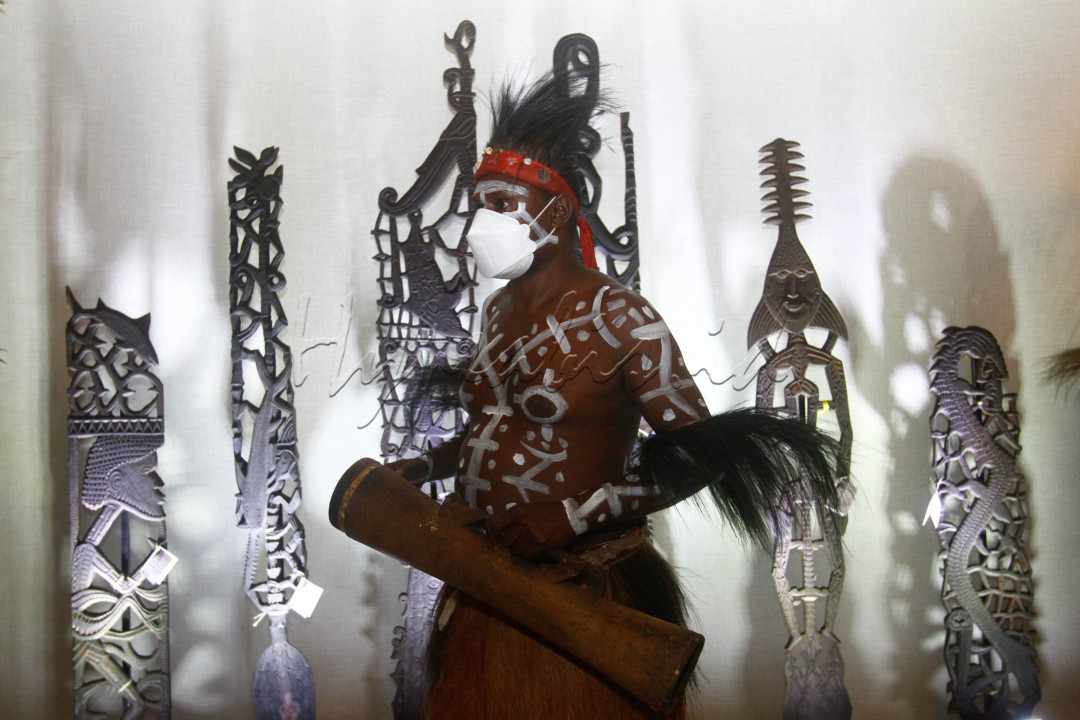PAMERAN SENI UKIR KAMORO<br />
Bisnis/Himawan L Nugraha<br />
Warga Suku Kamoro berjalan di dekat deretan karya seni ukir dalam Kamoro Art Exhibition &amp; Sale 2021 di Jakarta, Rabu (27/10/2021). PT Freeport Indonesia (PTFI) berkerja sama dengan Yayasan Maramowe Weaiku Kamorowe (MWK) dan Plataran Indonesia menggelar Kamoro Art Exhibition &amp; Sale 2021 di Hutan Kota by Plataran pada 27-29 Oktober 2021. Selama pameran tersebut, PTFI memperkenalkan karya seni dan budaya Suku Kamoro, sebagai salah satu suku asli Papua yang hidup berdampingan dengan perusahaan di wilayah operasi perusahaan di Mimika, Papua.&nbsp;