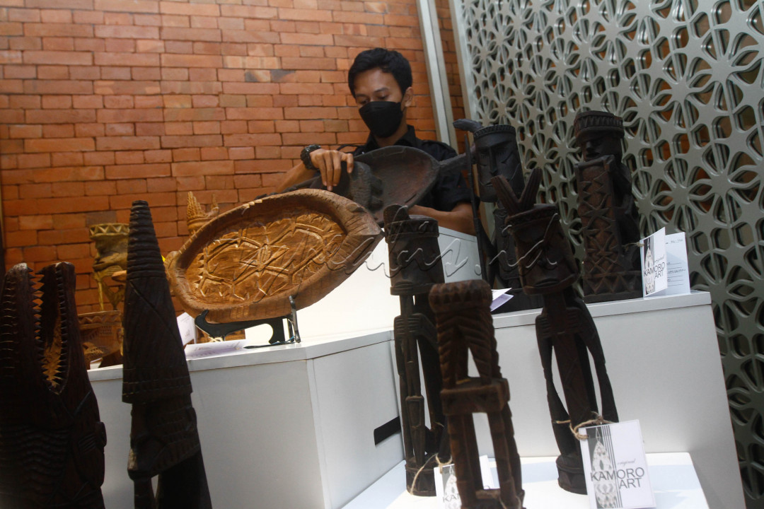 PAMERAN SENI UKIR KAMORO<br />
Bisnis/Himawan L Nugraha<br />
Karya seni ukir dalam Kamoro Art Exhibition &amp; Sale 2021 di Jakarta, Rabu (27/10/2021). PT Freeport Indonesia (PTFI) berkerja sama dengan Yayasan Maramowe Weaiku Kamorowe (MWK) dan Plataran Indonesia menggelar Kamoro Art Exhibition &amp; Sale 2021 di Hutan Kota by Plataran pada 27-29 Oktober 2021. Selama pameran tersebut, PTFI memperkenalkan karya seni dan budaya Suku Kamoro, sebagai salah satu suku asli Papua yang hidup berdampingan dengan perusahaan di wilayah operasi perusahaan di Mimika, Papua.&nbsp;
