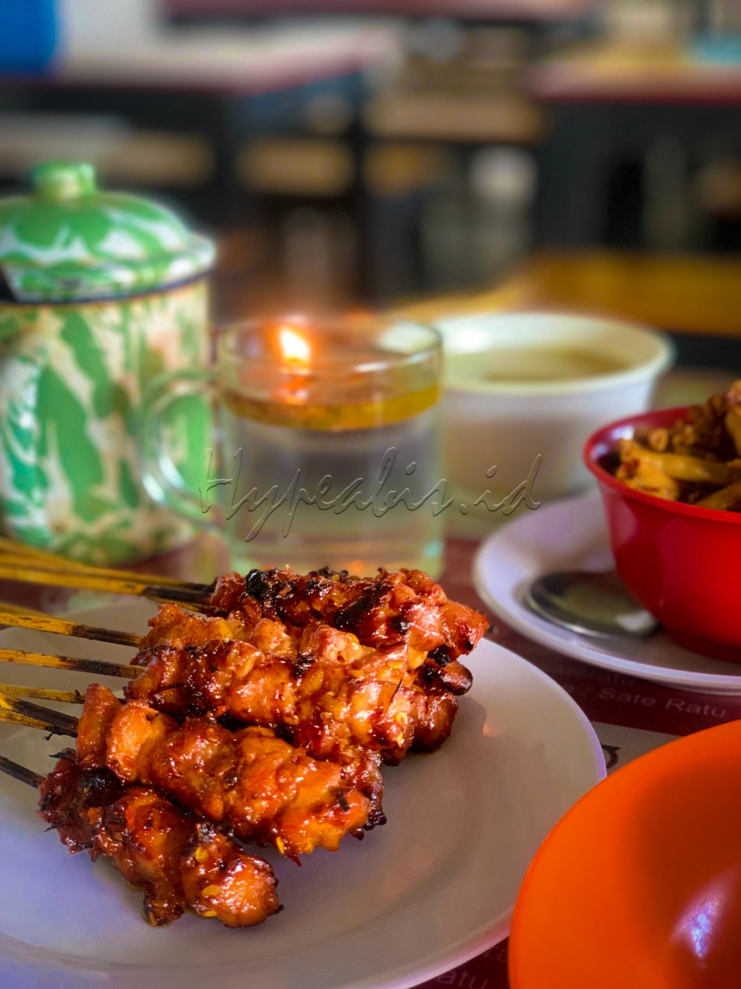 Masakan modern yang dikemas dengan bumbu tradisional menjadi salah satu makanan khas yang patut di coba. Sate ayam yang dibalut dengan olahan bumbu rempah nusantara menjadi perpaduan rasa yang sangat lezat. Bukan hanya merasakan lembutnya daging ayam ,tetapi juga merasakan&nbsp; hangatnya bumbu khas Indonesia.<br />
<br />
<br />
<br />
#lombqfotobisnisindonesia<br />
#hypeabisid<br />
#bisnisindonesiafoto