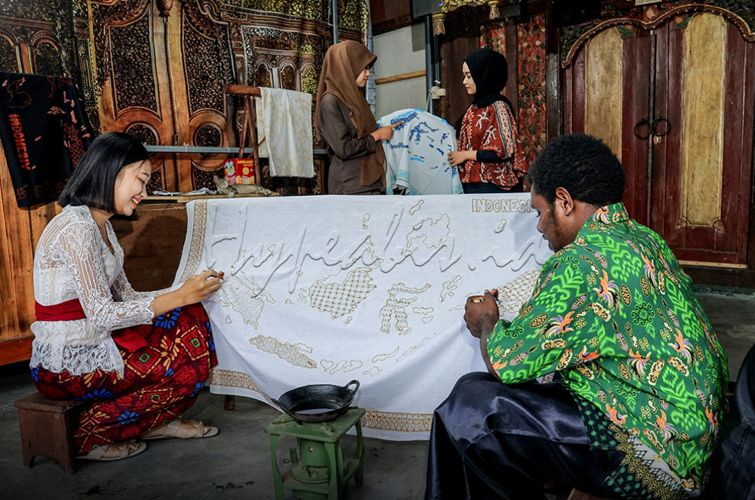 Perbedaaan yang dapat Menyatukan, Perbedaan yang dapat menumbuhkan Rasa Bangga akan Indonesia dan Nusantara dalam proses menyelesaikan kain batik bergambar Peta Nusantara Indonesia Raya yang dikerjakan oleh pemuda - pemudi dari berbagai suku