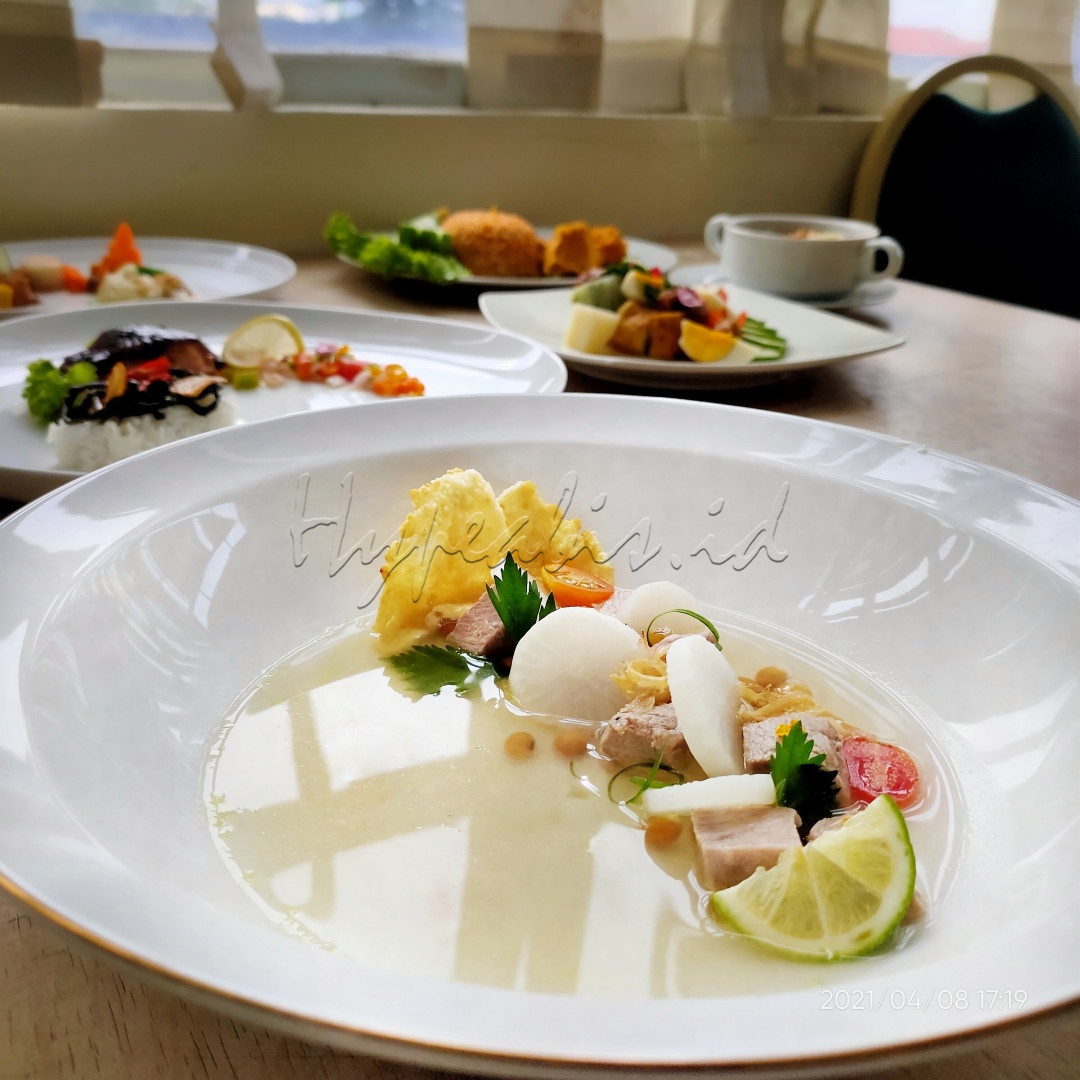 <div style="text-align: justify;">&nbsp; &nbsp;Bandung merupakan daerah yang dikenal karena orang orangnya yang ramah dan udaranya yang dingin atau sejuk. Namun,selain itu Bandung juga memiliki kuliner khas nya yaitu soto Bandung. Soto dengan isian daging ,lobak,kacang dan kuah bening ini sangat cocok disantap selagi masih hangat apalagi di Bandung yang udaranya dingin.&nbsp;</div>

<div><br />
&nbsp;</div>