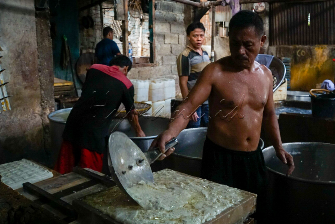 Industri pembuatan tahu rumahan masih bisa ditemui di Kawasan Ibukota. Terletak di Duren Tiga, Jakarta Selatan. Bahan baku yang menggunakan kedelai impor ini cara pengelolaannya masih menggunakan peralatan sederhana.