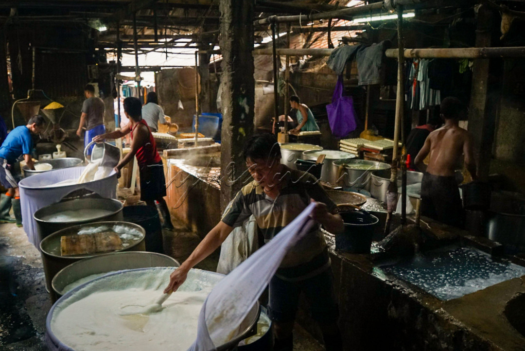 Setiap harinya, pabrik tahu ini mampu memproduksi tahu dengan bahan baku kedelai hingga 1,5 ton yang dikerjakan oleh 13 sampai 15 pekerja. Tahu-tahu ini hanya didistribusikan ke pasar-pasar lokal di Sekitaran Duren Tiga.