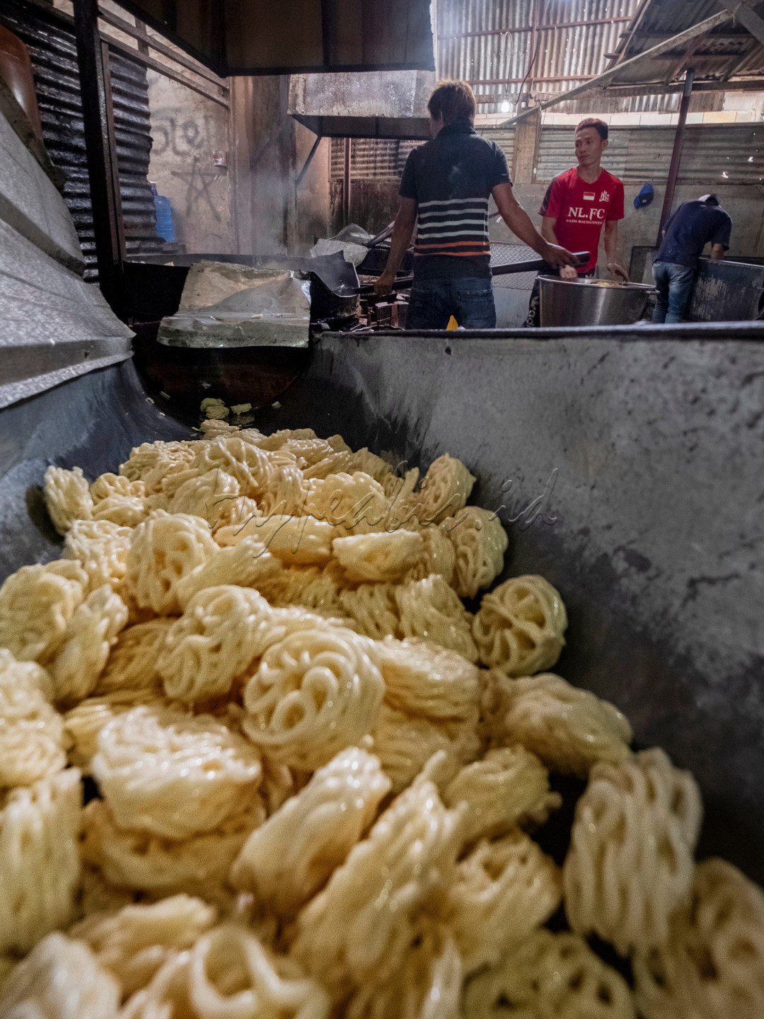 Selain pempek, kerupuk Palembang merupakan salah satu andalan buah tangan wisata di Palembang