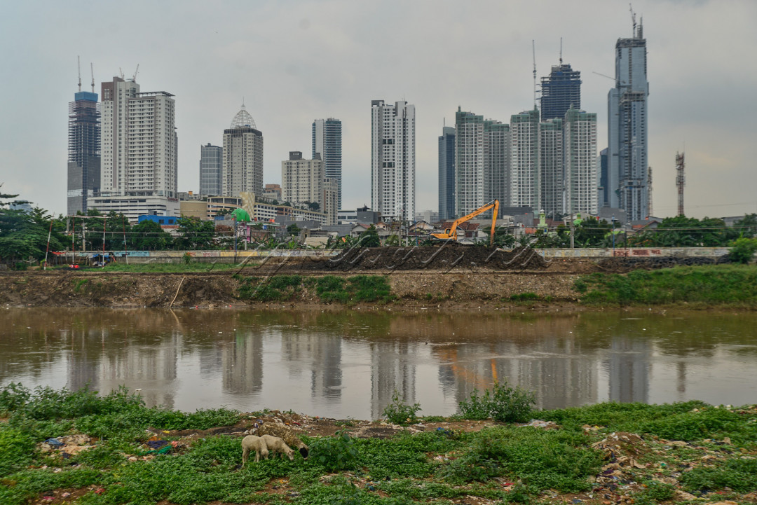 Gedung-gedung bertingkat tersebut seakan menjadi ciri khas kota metropolitan yang identik dengan kemegahan.