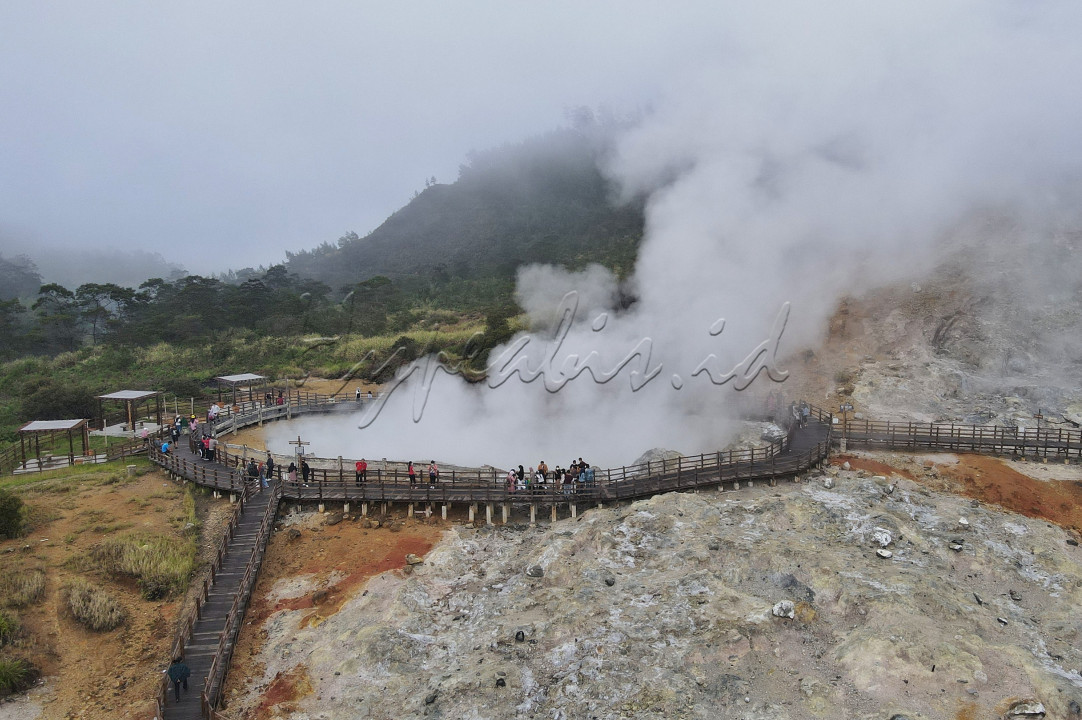 Foto udara wisata alam kawah Sikidang di dataran tinggi Dieng Desa Dieng Kulon, Batur, Banjarnegara, Jawa Tengah, Sabtu (6/11/2021). Kawah Sikidang merupakan salah satu tujuan wisata favorit di dataran tinggi Dieng yang selalu ramai dikunjungi wisatawan terutama saat musim libur panjang.<br />
&nbsp;