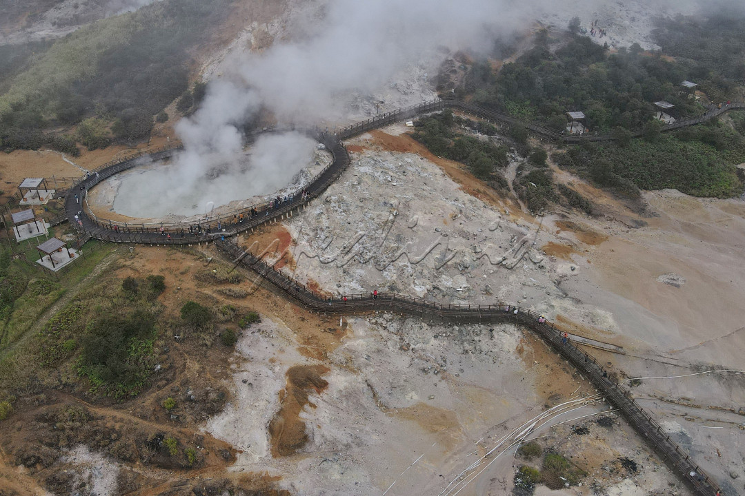 Foto udara wisata alam kawah Sikidang di dataran tinggi Dieng Desa Dieng Kulon, Batur, Banjarnegara, Jawa Tengah, Sabtu (6/11/2021). Kawah Sikidang merupakan salah satu tujuan wisata favorit di dataran tinggi Dieng yang selalu ramai dikunjungi wisatawan terutama saat musim libur panjang.<br />
&nbsp;