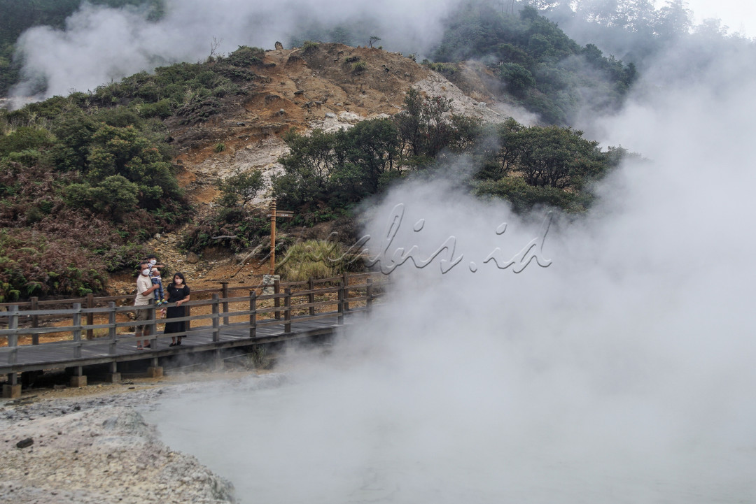 Pengunjung berada di lokasi wisata alam kawah Sikidang di dataran tinggi Dieng Desa Dieng Kulon, Batur, Banjarnegara, Jawa Tengah, Sabtu (6/11/2021). Kawah Sikidang merupakan salah satu tujuan wisata favorit di dataran tinggi Dieng yang selalu ramai dikunjungi wisatawan terutama saat musim libur panjang.<br />
&nbsp;