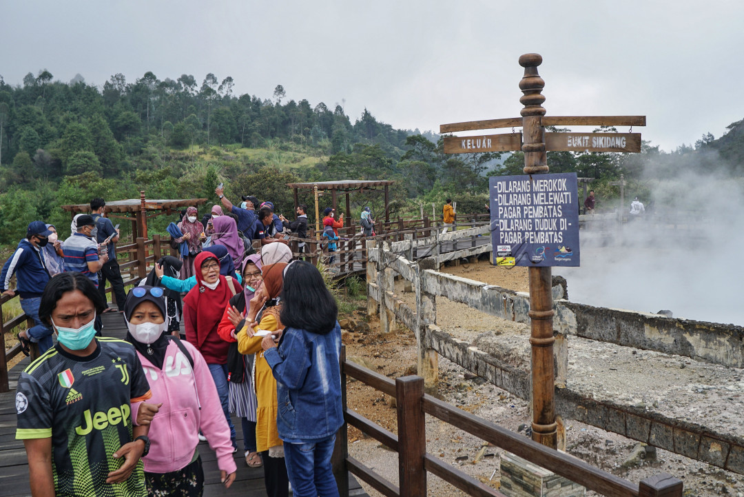 Pengunjung berada di lokasi wisata alam kawah Sikidang di dataran tinggi Dieng Desa Dieng Kulon, Batur, Banjarnegara, Jawa Tengah, Sabtu (6/11/2021). Kawah Sikidang merupakan salah satu tujuan wisata favorit di dataran tinggi Dieng yang selalu ramai dikunjungi wisatawan terutama saat musim libur panjang.<br />
&nbsp;