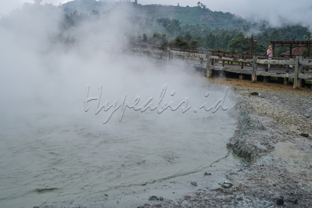Pengunjung berada di lokasi wisata alam kawah Sikidang di dataran tinggi Dieng Desa Dieng Kulon, Batur, Banjarnegara, Jawa Tengah, Sabtu (6/11/2021). Kawah Sikidang merupakan salah satu tujuan wisata favorit di dataran tinggi Dieng yang selalu ramai dikunjungi wisatawan terutama saat musim libur panjang.<br />
&nbsp;