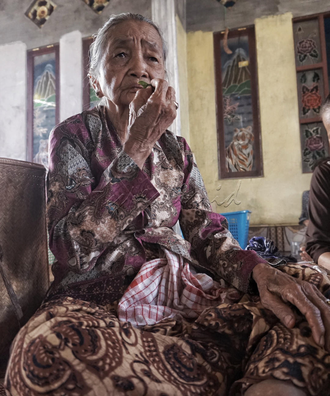 Menginang&nbsp;(makan pinang) adalah warisan budaya Indonesia yang dilakukan dengan mengunyah bahan-bahan bersirih seperti&nbsp;pinang,&nbsp;sirih,&nbsp;gambir,&nbsp;tembakau,&nbsp;kapur,&nbsp;cengkih.Kebiasaan menginang telah berlangsung lama, yaitu lebih dari 3000 tahun yang lampau atau pada zaman Neolitik, hingga saat ini. Ada juga catatan para&nbsp;musafir&nbsp;Tiongkok&nbsp;yang mengungkapkan bahwa sirih dan pinang sudah dikonsumsi sejak dua abad sebelum&nbsp;Masehi.