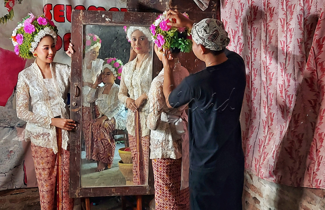Gadis ngarot yang bersiap untuk mengikuti pesta adat di desa Lelea Indramayu yang merupakan salah satu adat serta acara tahunan menyambut pesta panen rakyat