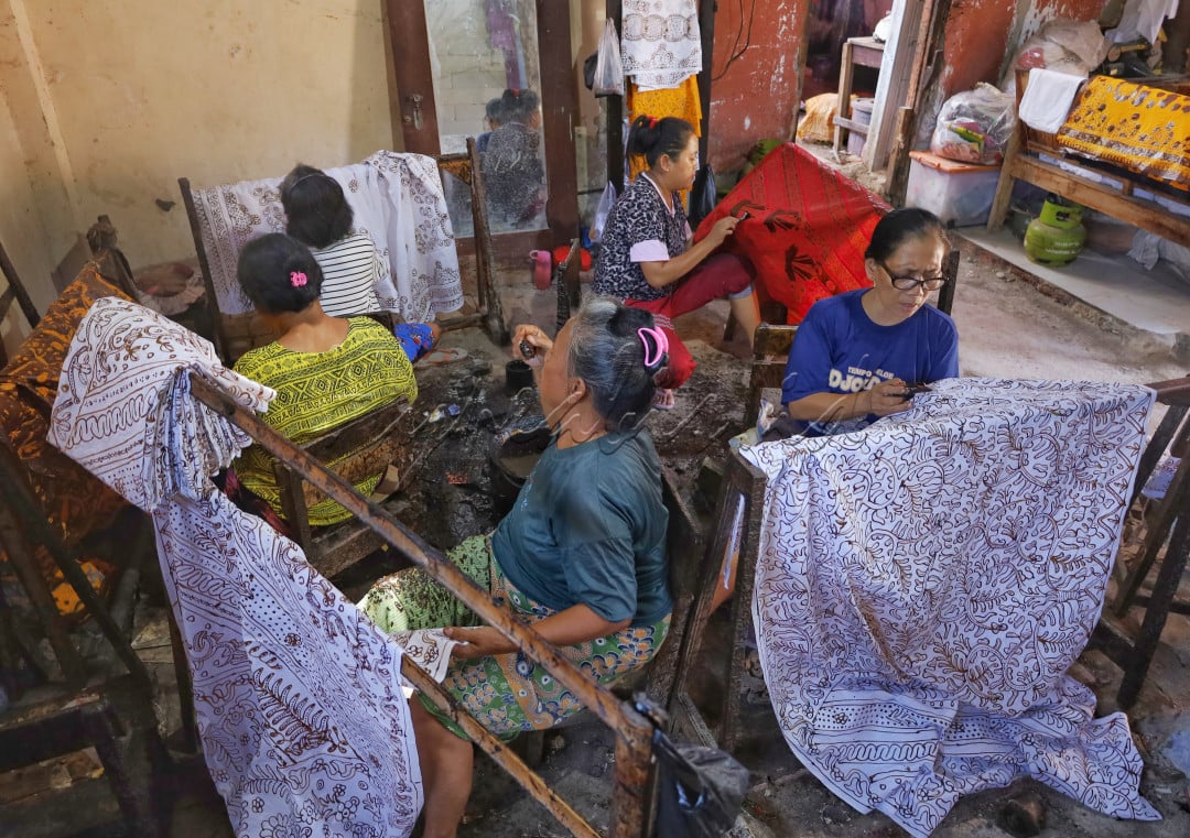 Di Desa Paoman Indramayu terdapat beberapa pengerajin batik yang sudah berdiri sejak lama dengan kualitas yang mampu bersaing di pasar internasional.
